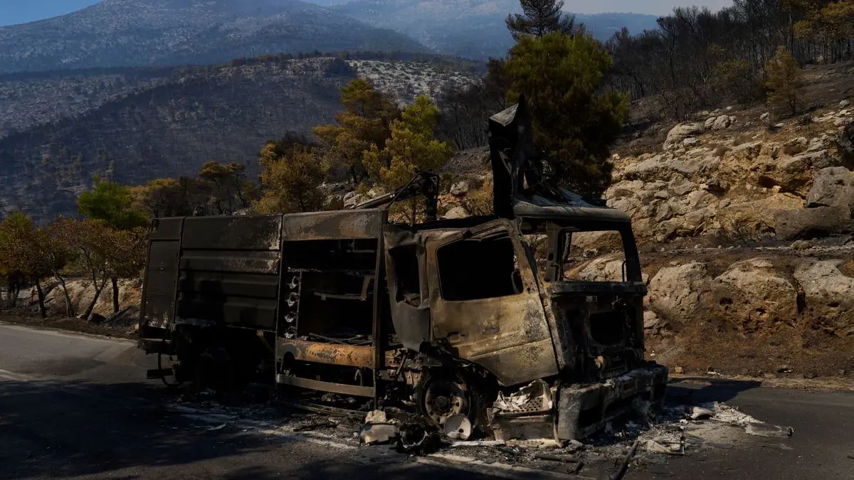 Ein durch einen Waldbrand zerstörtes Feuerwehrfahrzeug steht auf einer Straße in der Nähe von Porto Germeno, nordwestlich von Athen.