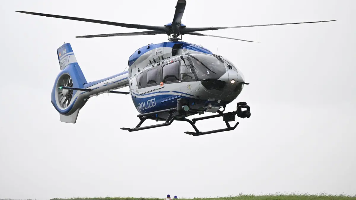 Polizeihubschrauber: ARCHIV - 21.05.2024, Baden-Württemberg, Filderstadt: Ein Polizeihubschrauber landet bei der Hubschrauberstaffel der Polizei am Stuttgarter Flughafen. (zu dpa: «Vermisste Seniorin in letzter Minute aus Fluss gerettet») Foto: Bernd Weißbrod/dpa +++ dpa-Bildfunk +++