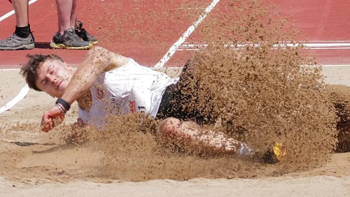 Moritz Eisold ist auch im Weitsprung nicht zu schlagen.