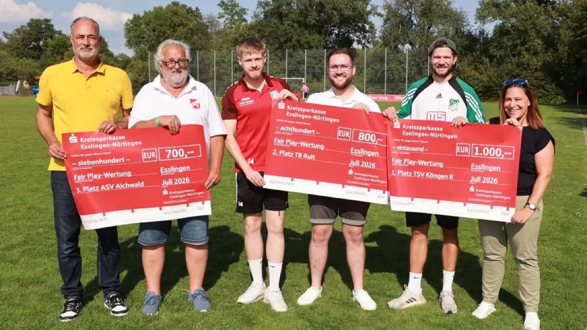 Über die Ehrung freuten sich, von links: EZ-Sportchef Sigor Paesler, Stephan Baisch vom ASV Aichwald, Dirk Schimmele vom TB Ruit, Felix Maisch, Regionaldirektor Privatkunden Fildern der Kreissparkasse Esslingen-Nürtingen, Kevin Heinze vom TSV Köngen und Melanie Utler, Filialleiterin der Kreissparkasse in Ruit.