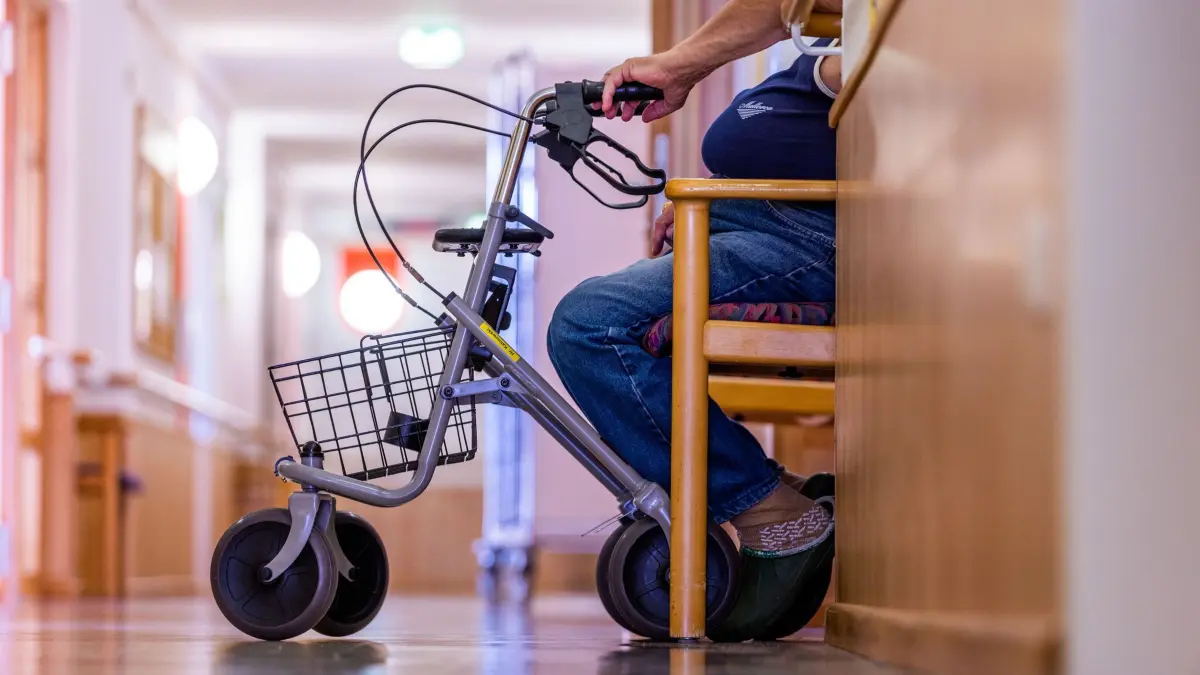 Pflegeheim: ARCHIV - 18.07.2022, Mecklenburg-Vorpommern, Parchim: Ein Bewohner sitzt mit seinem Rollator auf einem Flur in einem Pflegeheim. (zu dpa: «Krankenkasse: Pflegekräfte in MV häufiger krank als anderswo») Foto: Jens Büttner/dpa +++ dpa-Bildfunk +++