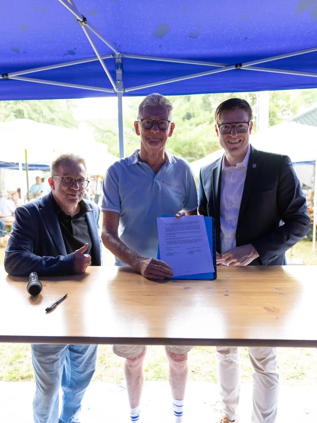 Oberbürgermeister Markus Kleemann (r.) und Dr. Alfred Kuhne (m.), Vorsitzender des Fördervereins Gartenhallenbad Maichingen e.V., mit Maichingens Ortsvorsteher Wolfgang Stierle (l.) nach der Unterzeichnung des Pachtvertrags (Stadt Sindelfingen)