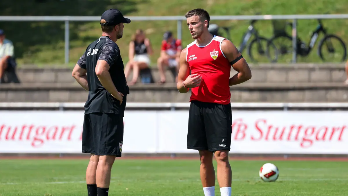 Fußball VfB Stuttgart Trainingslager: BAU // 04.08.2026, Deutschland, Grassau, Fußball Bundesliga, Saison 2026/2027, Trainingslager VfB Stuttgart, v.l. VfB Trainer Sebastian Hoeneß, Ermedin Demirovic