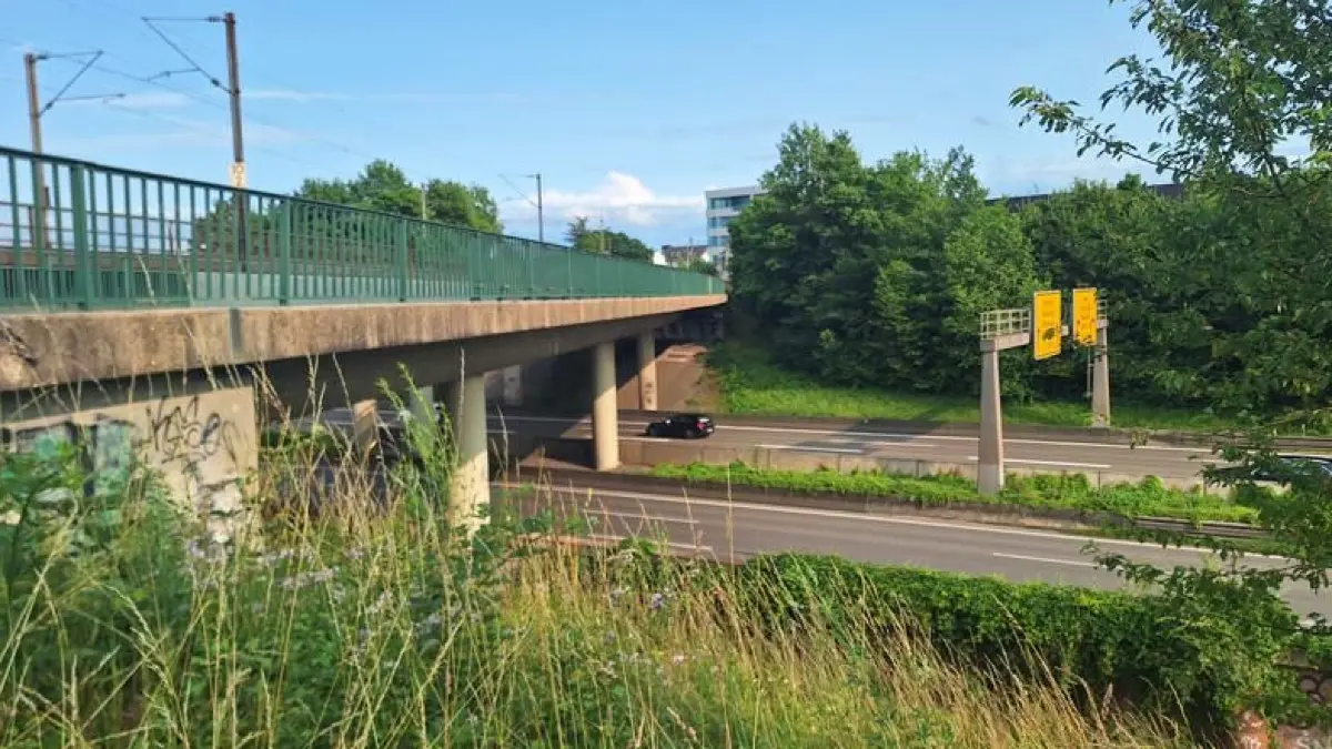 Welche Schadstoffe verbergen sich hinter diesem Beton? Die Brücke über der Bundesstraße durchs Remstal bei Kernen-Rommelshausen.