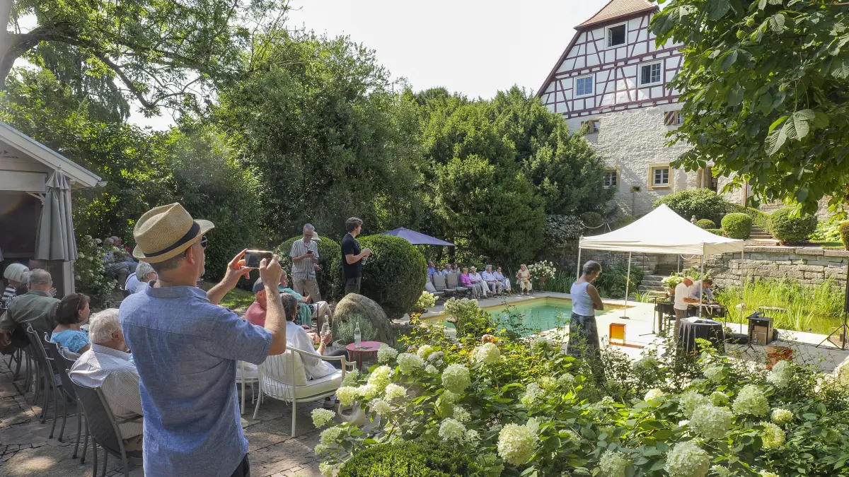 Kenia: Ditzingen Schöckingen - Benefizkonzert zu günsten der Hilfeverein Kenia-Freunde saidia leo e.V.. die von ehemalige Ortsvorsteher Michael Schmid gegrundet wurde. Die Veranstaltung fand in den Gärten des Schlosses Schöckingen statt, das Alexander Osterwald gehört, und für die musikalische Untermalung sorgten die bekannten Musiker Klaus Graf (Saxophon) und Michael Schlierf (Flügel).