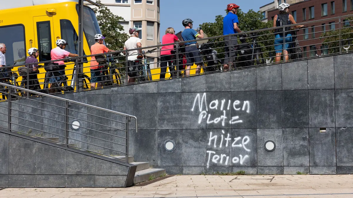 Hitze auf dem Marienplatz: Der Marienplatz in Stuttgart gilt als Hitze Hot Spot. Herr Kienzle konnte damals vor dem Umbau die Bäume am Rande retten.