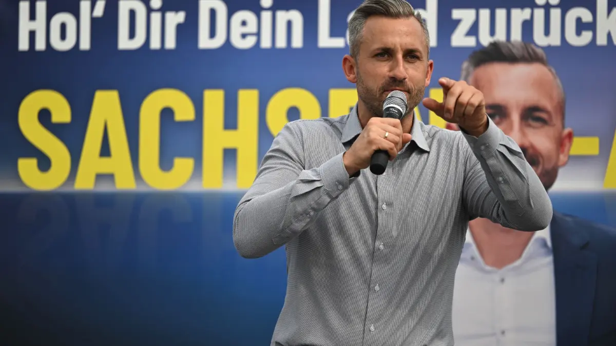 AfD-Spitzenkandidat Siegmund im Wahlkampf: ARCHIV - 31.07.2026, Sachsen-Anhalt, Bitterfeld-Wolfen: Ulrich Siegmund, Spitzenkandidat der AfD in Sachsen-Anhalt, spricht auf einer Kundgebung seiner Partei. In Sachsen-Anhalt wird am 6. 9.2026 ein neuer Landtag gewählt. (zu dpa: «Siegmund sieht Transparenz zu Abschluss hergestellt») Foto: Hendrik Schmidt/dpa +++ dpa-Bildfunk +++
