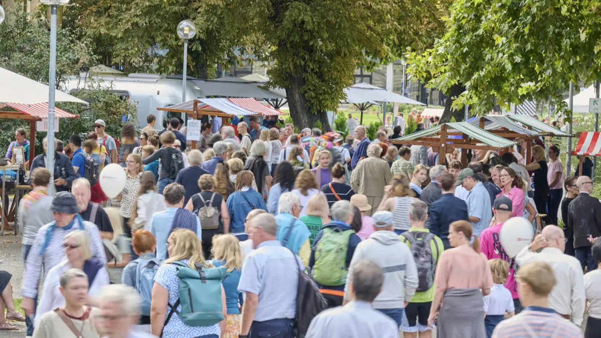 Das Theaterfest lädt auch 2026 wieder zu einem besonderen Erlebnis rund um die Staatstheater ein:Besucher*innen erwartet ein vielfältiges Programm mit Kultur, Begegnungen und Unterhaltung.