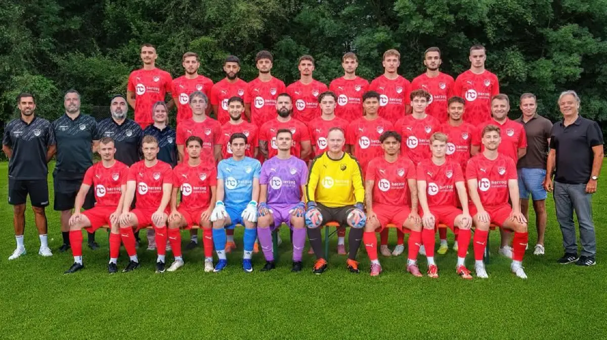 Das Neuhausener Team der Saison 2026/2027, hinten von links: Fabio Andretti, Dorian Zylfijaj, Mandip-Pal Singh, Kevin Prekaj, Anakin Holdinghausen, Felix Stickel, Sören Bruckner, Argjend Shalaj, Luka Cagalj. Mitte von links: Trainer Luis Rodrigues, Torwarttrainer Thomas Reinöhl, Co-Trainer Miguel Cardoso, Physiotherapeutin Lena Weber, Peter Güth, Kerim Kaya, Leon Rasic, Luis Weckerle, Tyron Ferrari, Adonis Shalaj, Samer Santos, sportlicher Leiter Sascha Madeo, 2. Vorstand Steffen Späth, 1. Vorstand Markus Herzog. Vorne von links: Chrsitian Schenk, Janis Denzinger, Asdren Gerxhaliu, Yousef Ashkar, Matej Livancic, Bastian Krenz, Louis Dao, Maximilian Rank, Luis Herzog.