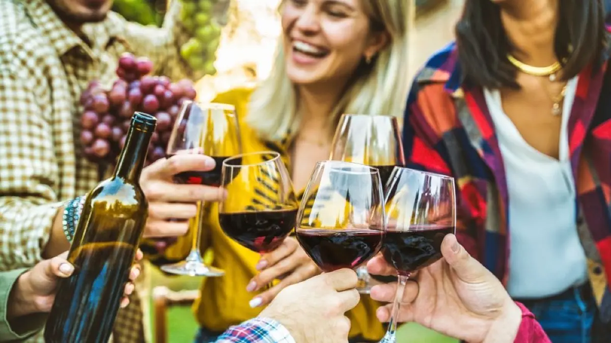 Warme Sommerabende mit guten Freunden und einem Glas Wein ausklingen lassen.