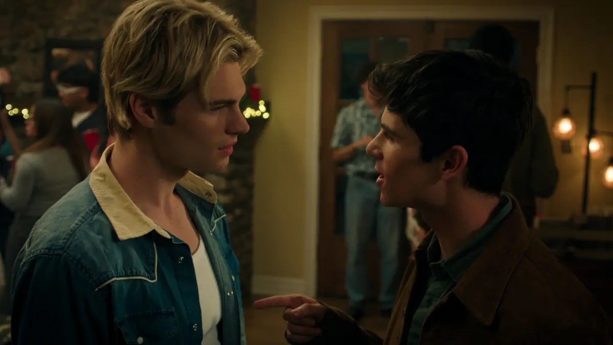 Noah LaLonde als Cole Walter mit Ashby Gentry als Alex Walterin der 3. Staffel von "Ich und die Walter Boys".