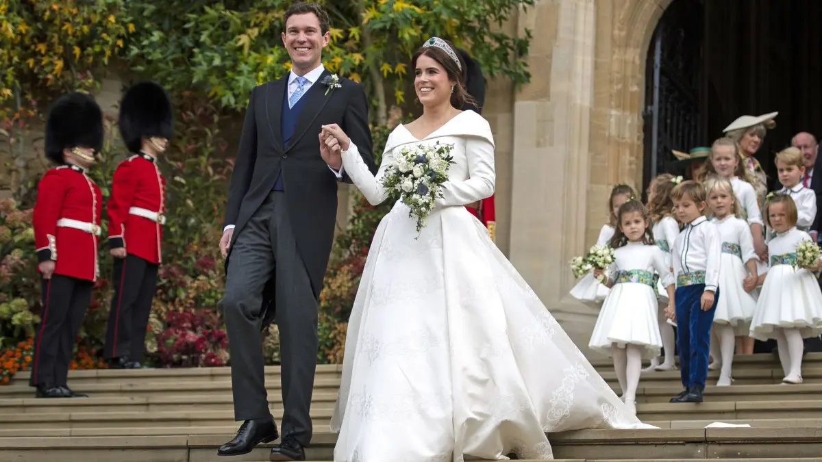Prinzessin Eugenie: ARCHIV - 12.10.2018, Großbritannien, Windsor: Prinzessin Eugenie und ihr Ehemann Jack Brooksbank verlassen nach ihrer Hochzeit die St. George's Chapel in Schloss Windsor. (zu dpa: «Freude bei den Royals: Eugenie bringt drittes Kind zur Welt») Foto: Victoria Jones/PA Wire/dpa +++ dpa-Bildfunk +++