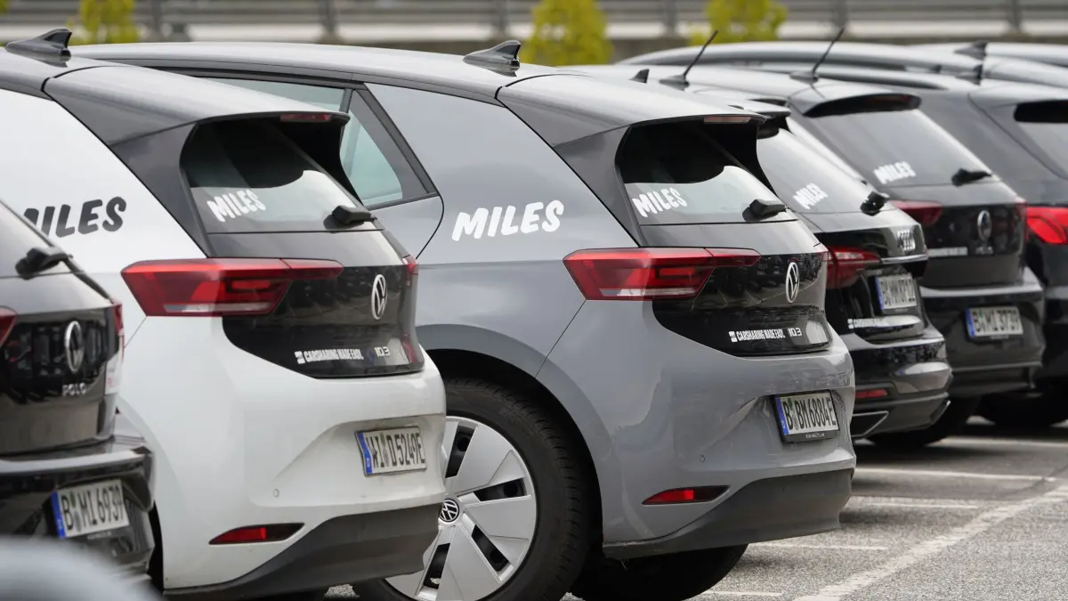 Carsharing Fahrzeuge von „Miles“: ARCHIV - 23.04.2024, Hamburg: Fahrzeuge des Carsharing-Unternehmens «Miles» stehen auf einem Parkplatz am Flughafen Hamburg Airport. (zu dpa: «Zahl der Carsharing-Autos in Hamburg stark gesunken») Foto: Marcus Brandt/dpa +++ dpa-Bildfunk +++