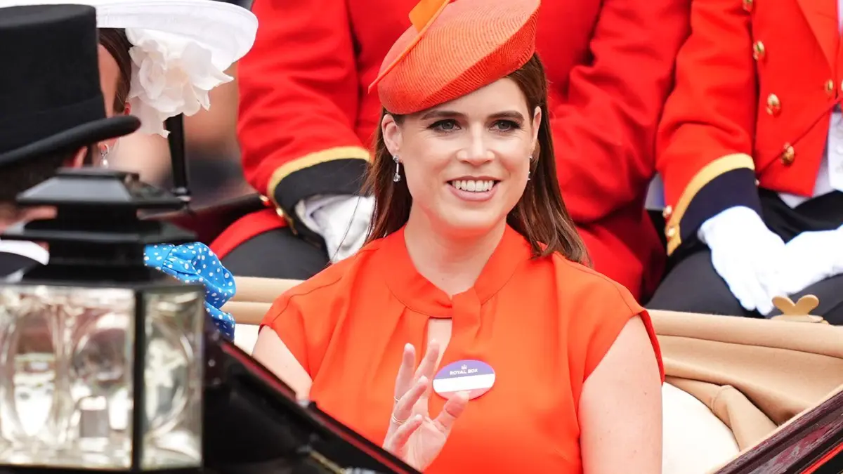 Prinzessin Eugenie: ARCHIV - 21.06.2025, Großbritannien, Ascot: Prinzessin Eugenie (r) kommt in der königlichen Kutsche am fünften Tag von Royal Ascot auf der Pferderennbahn Ascot an. (zu dpa: «Freude bei den Royals: Eugenie bringt drittes Kind zur Welt») Foto: James Manning/PA Wire/dpa +++ dpa-Bildfunk +++