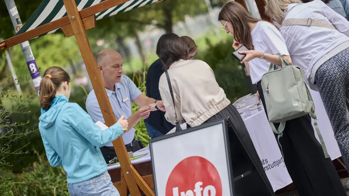 Ob Programm, Lageplan oder Auskünfte: Am Infostand stehen Mitarbeitende der Staatstheater denBesucher*innen mit Rat und Tat zur Seite.