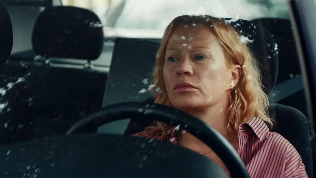Der Film „Everytime“ kommt in die Kinos: Birgit Minichmayr als Ella in dem Film "Everytime", der am Donnerstag (06.08.2026) in die Kinos kommt. Es ist das Ende einer rauschenden Partynacht: Jessie (Carla Huettermann) und Lux (Tristan Lopez) steigen auf das Dach eines Hochhauses und schmeissen dort noch eine Runde Pillen ein, waehrend die Sonne aufgeht. Doch dann faellt Jessie – vom Dach des Hauses in den Tod. Jessies Mutter Ella bleibt von ihrer Tochter nur das Foto, was sie von der Sonne ueber Berlin geschossen hat. Ansonsten ist da nur ein Meer aus tiefer Trauer und Jessies kleine Schwester Melli (Lotte Keiling). Und Lux, der Freund, mit dem Jessie auf das Dacht gestiegen ist. Manche geben ihm die Schuld fuer Jessies Tod. Doch Ella knuepft eine Verbindung zu ihm – in der Hoffnung, die Erinnerung an Jessie nicht zu verlieren. (Siehe epd-Filmkritik vom 04.08.2026) ACHTUNG: VEROEFFENTLICHUNG DES FOTOS NUR IM ZUSAMMENHANG MIT BERICHTERSTATTUNG UEBER DEN FILM SECHS WOCHEN NACH START DES FILMS GESTATTET!