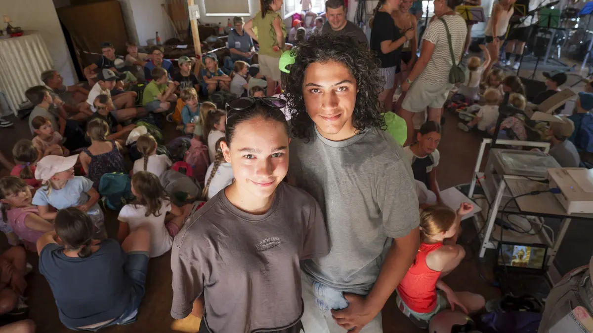 Dorffreizeit: Hemmingen - Die Hemminger Dorffreizeit lockt jedes Jahr fast 200 Mädchen und Jungen an. Zwei Betreuer, Amelie und David , die als Kind selbst das Ferienangebot der Kirchengemeinden besuchten, erzählen, warum es so beliebt ist und was es den Kindern bringt.