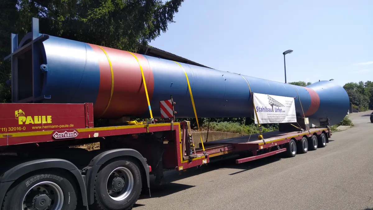 Neue Fruchtsäule wird am frühen Mittwochmorgen auf den Cannstatter Wasen transportiert