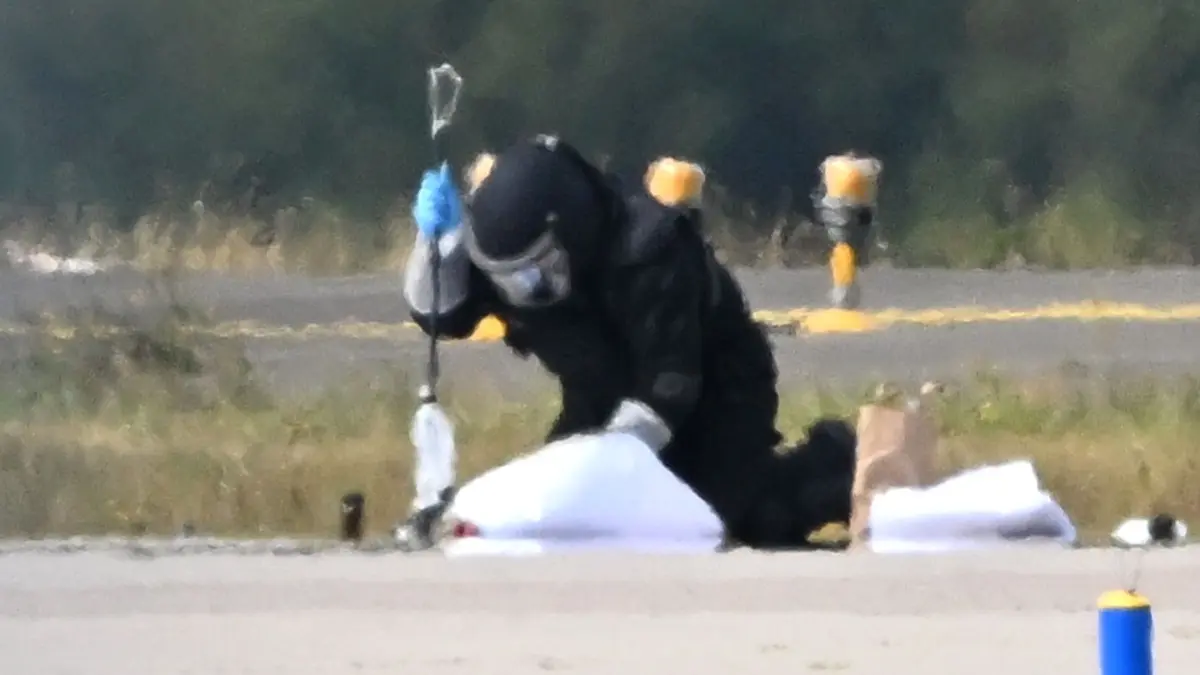 Drohnen-Vorfall am Flughafen Leipzig/Halle: 05.08.2026, Sachsen, Schkeuditz: Ein Kriminaltechniker ist in der Nähe eines ukrainischen Flugzeugs auf dem Flughafen Leipzig/Halle im Einsatz. Nach dem nächtlichen Drohnen-Vorfall am Flughafen Leipzig/Halle haben Spezialisten der Bundespolizei eine Drohne mit einer Sprengvorrichtung entschärft. (Bestmögliche Qualität) Foto: Hendrik Schmidt/dpa +++ dpa-Bildfunk +++
