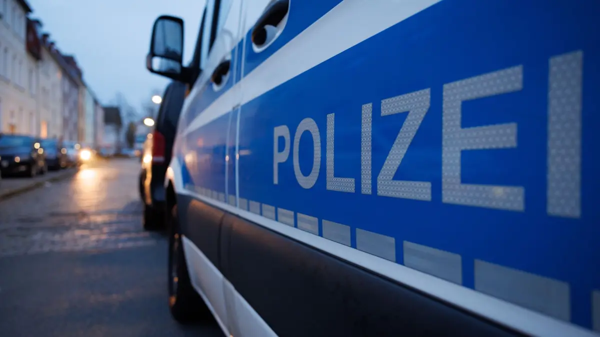 Polizei (Symbolbild): ARCHIV - 05.03.2024, Niedersachsen, Osnabrück: Ein Fahrzeug der Polizei steht auf einer Straße. (zu dpa: «Großeinsatz: Freier bedroht Escortdame mit Softairwaffe») Foto: Friso Gentsch/dpa +++ dpa-Bildfunk +++
