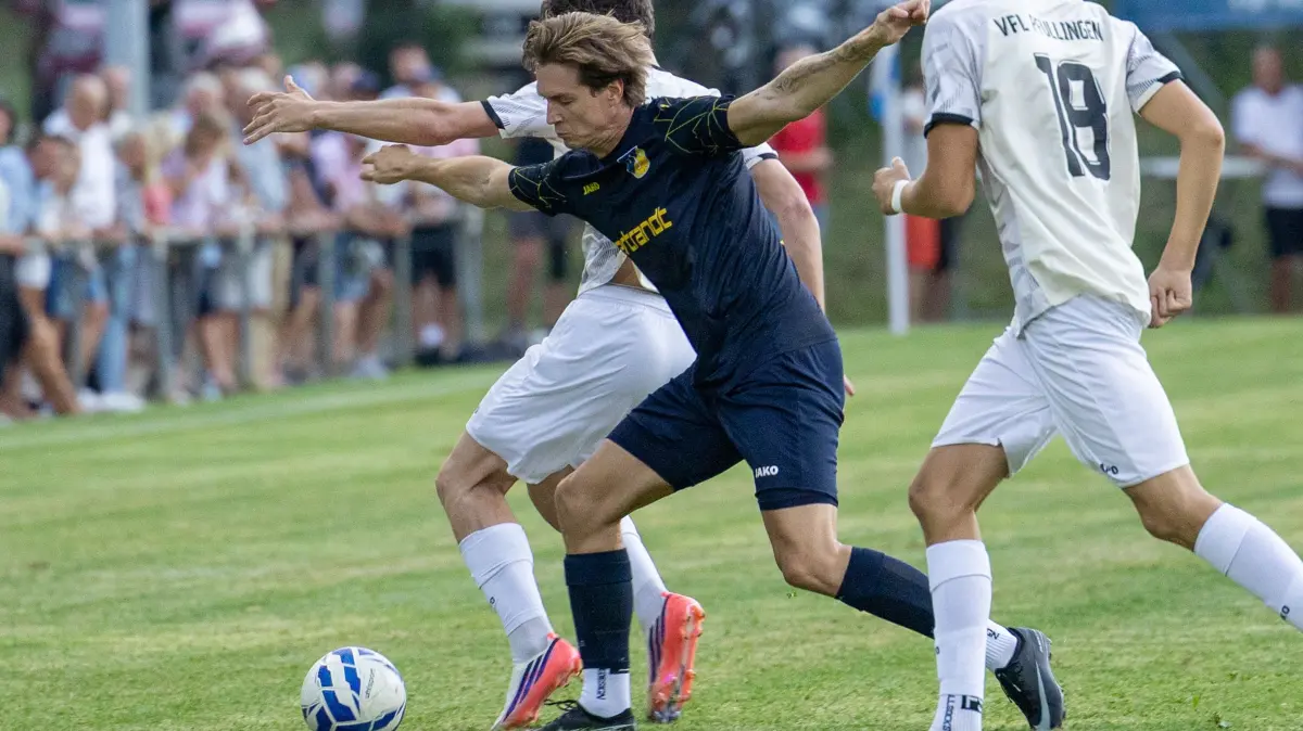 VFL Pfullingen - TSV Ehningen, Fussball, Herren, WFV-Pokal, Saison 2026/2027, 31.07.2026, Maurice Dreher (TSV Ehningen #11) und Marian Kurz (VFL Pfullingen #18)
Foto: DROFITSCH/EIBNER