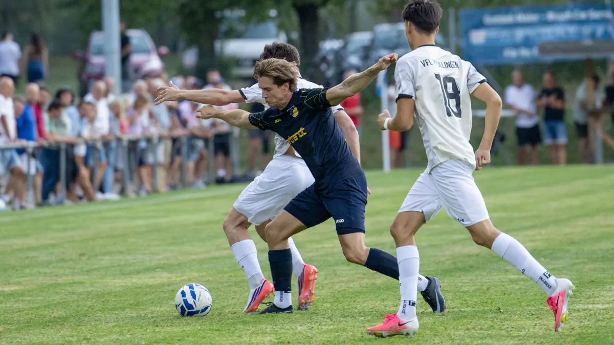 VFL Pfullingen - TSV Ehningen, Fussball, Herren, WFV-Pokal, Saison 2026/2027, 31.07.2026, Maurice Dreher (TSV Ehningen #11) und Marian Kurz (VFL Pfullingen #18)
Foto: DROFITSCH/EIBNER