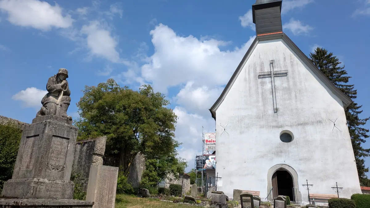 Die Kirche in Gruorn steht mitten auf dem ehemaligen Übungsgelände. Zusammen mit dem alten Schulgebäude, in dem heute Verpflegung angeboten wird, sind sie das Ziel vieler Besucher.