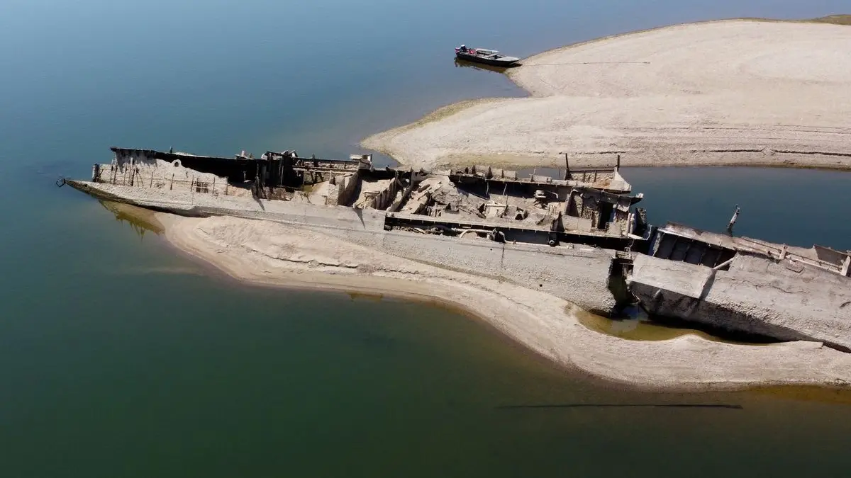 Am 6. und 7. September 1944 wurde in der Donau die „Schwarzmeerflotte“ der deutschen Kriegsmarine auf Befehl von Konteradmiral (Ing.) Paul-Willy Zieb versenkt, um den Wasserweg unpassierbar zu machen. Ursprünglich war geplant gewesen den Konvoi von ungefähr 200 Kriegs- und Frachtschiffen mit rund 8000 Soldaten und Zivilisten vor den sich nähernden Truppen der Roten Armee zurück ins Reich zu führen.