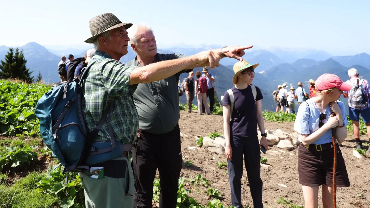 Hauptalmbegehung des Almwirtschaftlichen Vereins Oberbayern: 05.08.2026, Bayern, Lenggries: Alois Rainer (M, CSU), Bundeslandwirtschaftsminister, steht bei der Hauptalmbegehung des Almwirtschaftlichen Vereins Oberbayern mit den anderen Teilnehmern auf dem Schönberg. Foto: Karl-Josef Hildenbrand/dpa +++ dpa-Bildfunk +++
