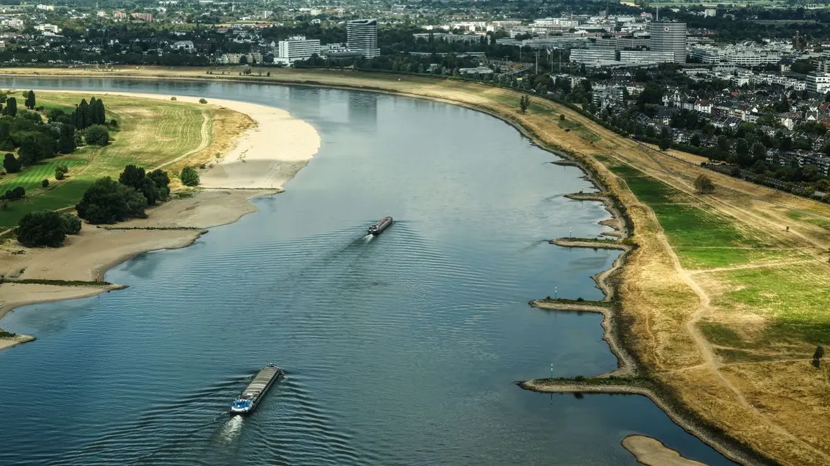 Am Rhein können Schiffe teils nicht mehr voll beladen fahren. Lieferketten werden gestört und am Ende macht sich das auch in der wirtschaftlichen Wertschöpfung bemerkbar.
