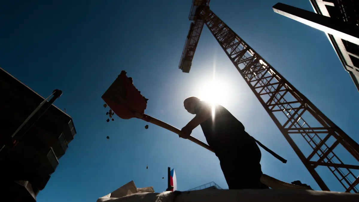 Bauarbeiter arbeitet bei Hitze auf einer Baustelle: ARCHIV - 01.07.2015, Berlin: Menschen, die draußen und in körperlich anstrengenden Berufen arbeiten, sind der Sonne ausgeliefert. (zu dpa: «SPD in Rentendebatte für «Schwerarbeits»-Regelung») Foto: Florian Gaertner/dpa/dpa-tmn +++ dpa-Bildfunk +++
