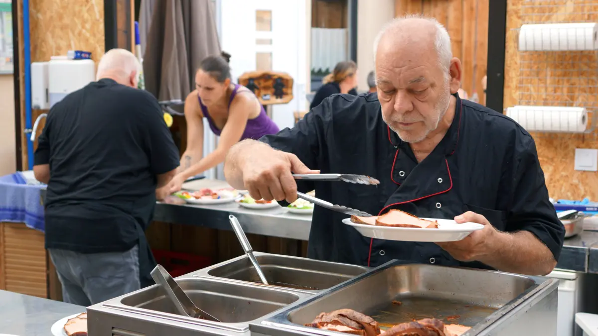Kleintierzüchter Friolzheim, Vorsitzender Dieter Schmitz gibt Essen aus, Biergarten am Montag