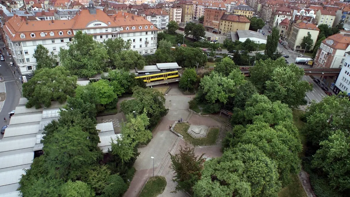 Marienplatz Stuttgart Süd. Marienplatz soll samt Haltestellen völlig neu gestaltet werden. Juli 2000