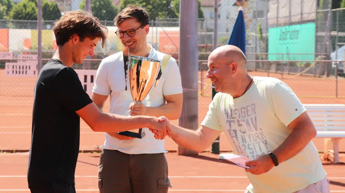 Tennis, Kepler-Cup 2026, Der Böblinger Kim Niethammer sicherte sich bereits zum dritten Mal den Turniersieg und erhielt den Wanderpokal aus Händen von Weils Bürgermeister Christian Walter.