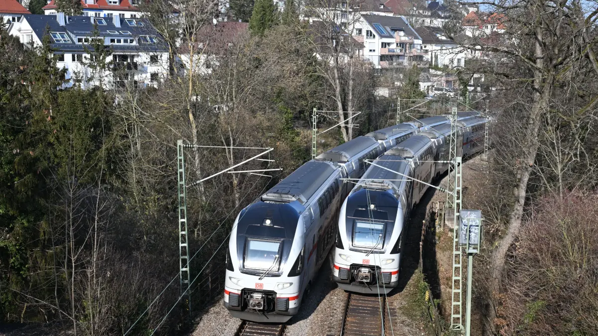 ARCHIV - 19.02.2025, Baden-Württemberg, Stuttgart: Zwei Regionalzüge fahren auf der Gäubahnstrecke. Der innerstädtische Streckenabschnitt der Gäubahn wird wegen seines Ausblicks auf die Stadt Stuttgart auch Panoramabahn genannt. (zu dpa: «Bauarbeiten auf der Gäubahn – weniger IC-Züge nach Zürich») Foto: Bernd Weißbrod/dpa +++ dpa-Bildfunk +++
