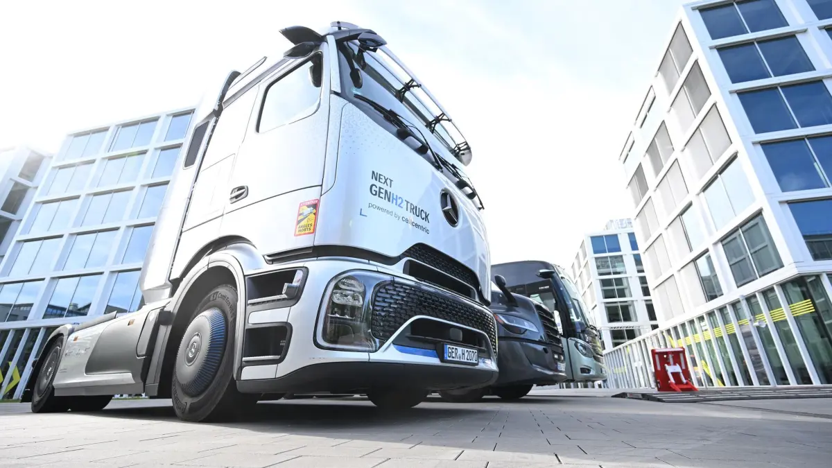 Daimler Truck: ARCHIV - 06.05.2026, Baden-Württemberg, Leinfelden-Echterdingen: Ein Lkw von Daimler Truck steht vor der Zentrale des Unternehmens in Leinfelden-Echterdingen. (zu dpa: «Daimler Truck will in USA neues Werk bauen») Foto: Bernd Weißbrod/dpa +++ dpa-Bildfunk +++