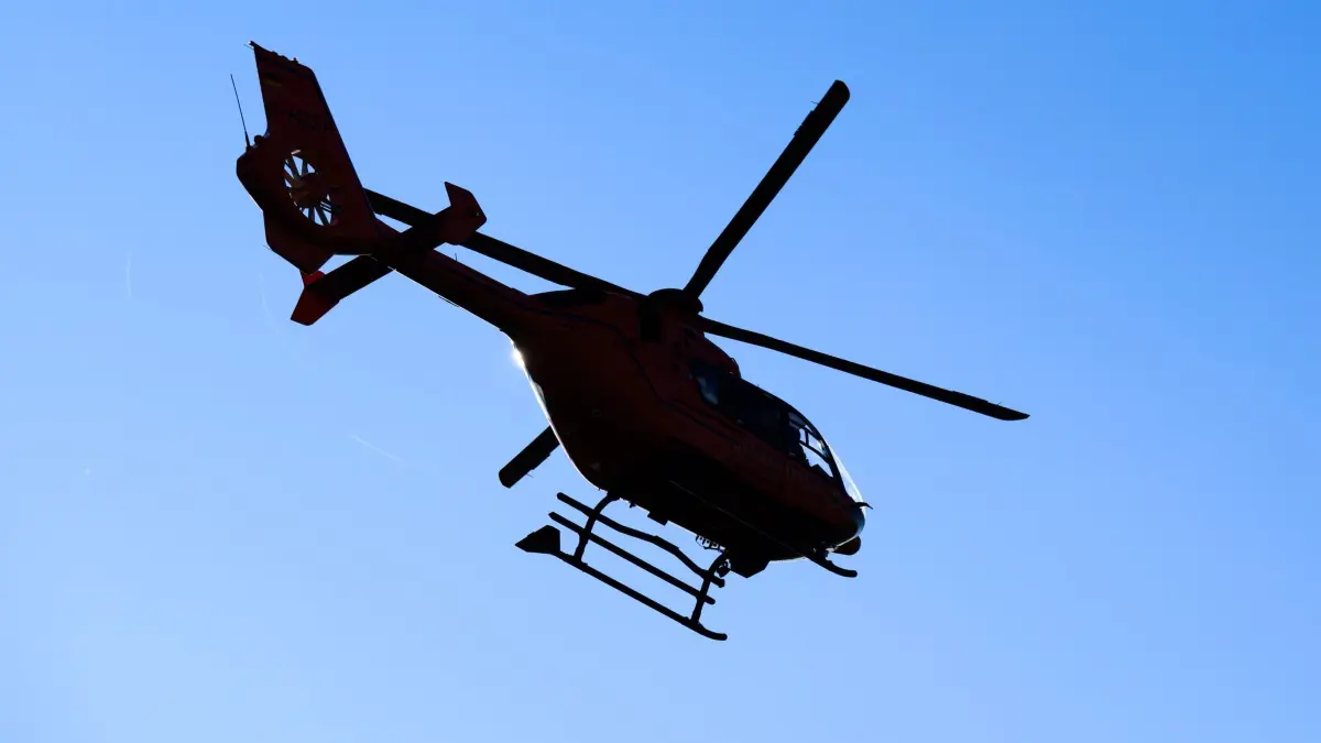 Motorradfahrer verletzt: ARCHIV - 11.09.2025, Niedersachsen, Pattensen: Ein Rettungshubschrauber der Luftrettung. (Symbolbild) (zu dpa: «Radfahrer nach Unfall auf Landstraße schwer verletzt») Foto: Julian Stratenschulte/dpa +++ dpa-Bildfunk +++