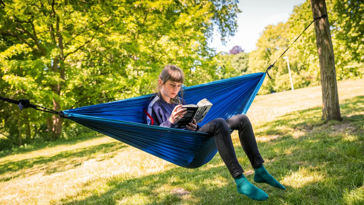 Schönste Ferienbeschäftigung: Lesen? Das wollen zumindest Reiseanbieter unterstützen. Doch für die jüngere Generation sehen die Zahlen ganz anders aus.