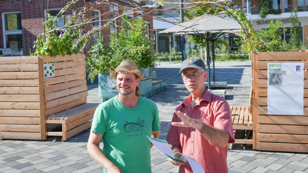 Hitze, Marga-von Etzdorf-Platz : Stuttgart, marga-von-etzdorf-platz #hitzeschutz_vergessen Um den Marga-von Etzdorf-Platz in Stuttgart-Bad Cannstatt gab es viel Wirbel, die Stadt hat hier den Hitzeschutz nicht mitgedacht; Treffen mit Bastian Winkler(Hut) und Uli Schmidt von den Screenscouts in Stuttgart, die sich eine besondere Laube für den Platz ausgedacht haben