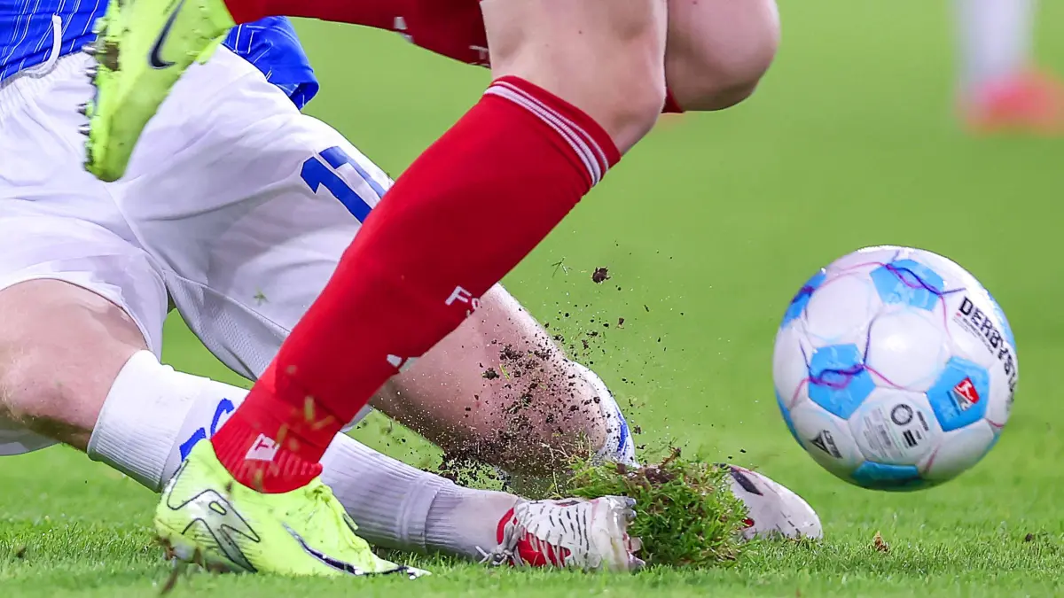 17.01.2025, Fußball, Fortuna Düsseldorf - SV Darmstadt 98, 2.. Fußball Bundesliga, 18. Spieltag, Merkur Spiel-Arena, Saison 2024 2025: Feature Symbolbild Nahaufnahme Foul Foulspiel Grätsche Schienbeine Zweikampf DFB regulations prohibit any use of photographs as image sequences and or quasi-video. Nordrhein-Westfalen Deutschland *** 17 01 2025, Football, Fortuna Düsseldorf SV Darmstadt 98, 2 Fußball Bundesliga, 18 Matchday, Merkur Spiel Arena, Season 2024 2025 Feature Symbol image Close-up Foul Foul play Straddle Shins duel DFB regulations prohibit any use of photographs as image sequences and or quasi video North Rhine-Westphalia Germany