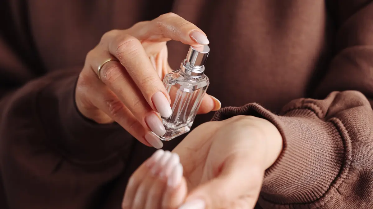 Pheromonparfums sollen die natürliche Anziehungskraft unterstützen.