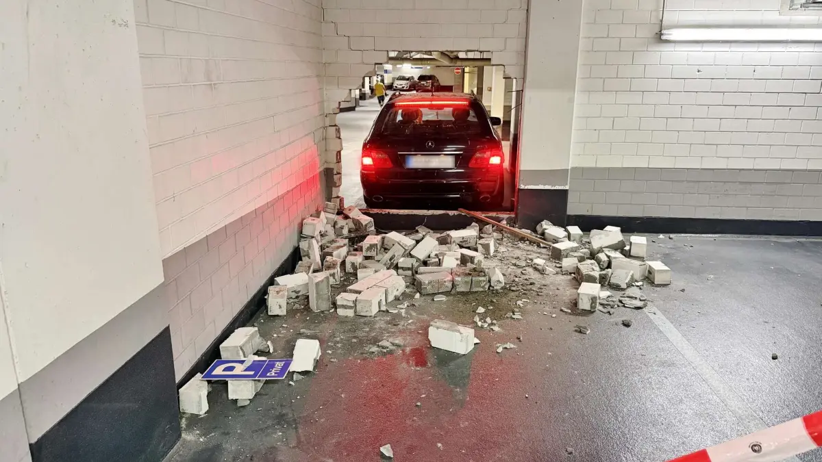 Spektakulärer Crash im Parkhaus in Backnang: Auto durchbricht Innenwand und bleibt stecken
