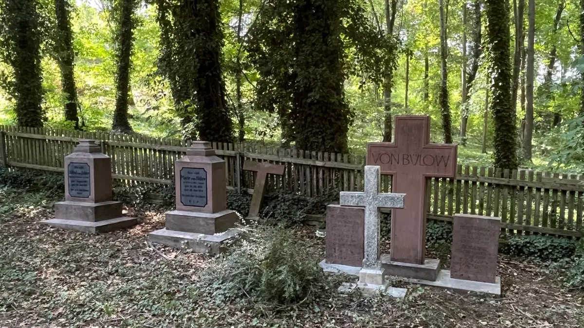 Die Grabstätten auf dem Adelsfriedhof am Schloss Dätzingen geben nach der Restaurierung ein würdiges Bild ab.