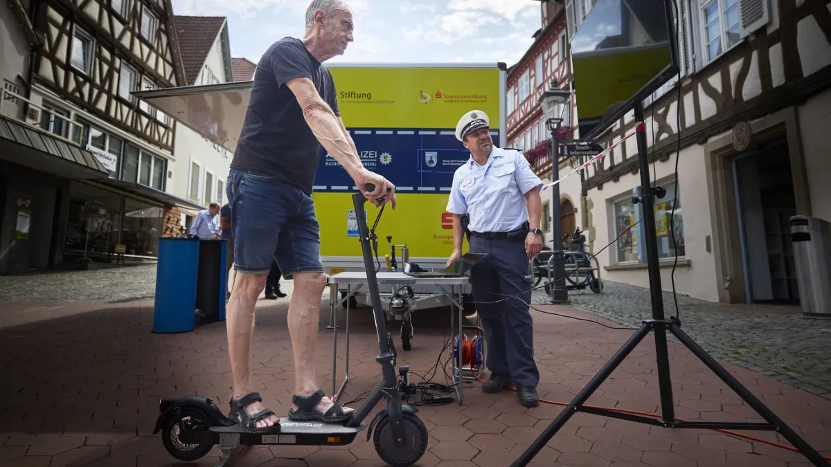 KEINEN AUSSCHNITT MACHEN Infoveranstaltung zum Thema E-Scooter der Polizei: KEINEN AUSSCHNITT MACHEN
Backnang, DEU, 06.08.2026
Infoveranstaltung zum Thema E-Scooter der Polizei
No model release. Kein Einverständnis für Werbung, keine Weitergabe an Dritte.
Abgebildete Personen haben der Veröffentlichung in der STZN zugestimmt.