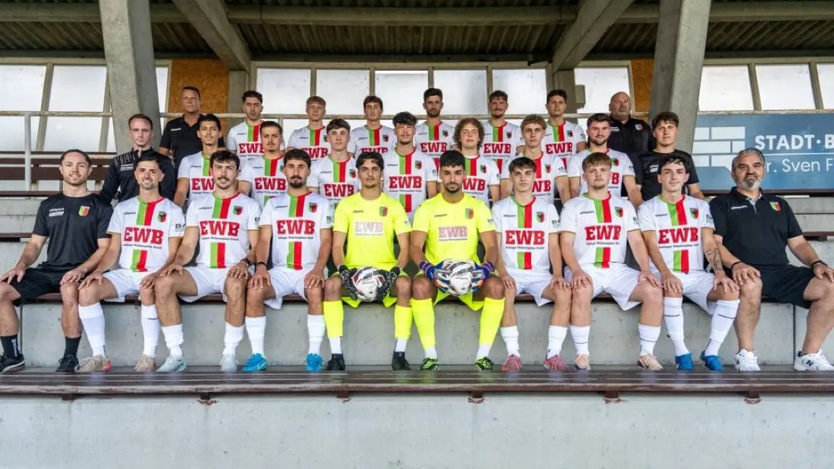 Das Esslinger Team der Saison 2026/2027, hinten von links: Co-Trainer Marco Stege, Leo Milutinovic, David Micko, Tim Hannak, Aleksandar Mojasevic, Louis Majhen, Loris Portella, Co-Trainer Jose Garcia, Videoanalyst Nils Christensen. Mitte von links: Enes Isik, Laurenziu Biemel, Marcel Sichwardt, Florian Nikl, Kimi Kerber, Hans Kommke, Timo Müller. Vorne von links: Physiotherapeut Daniel Schauber, Samuele Runza, Felix Frenz, Andreas Üstün, Panagiotis Diakoulas, Kerem Altuntas, Lenny Prediger, Till Schubarth, Luis Miguel Pereira, Physiotherapeut Pasxalis Armoutsis.