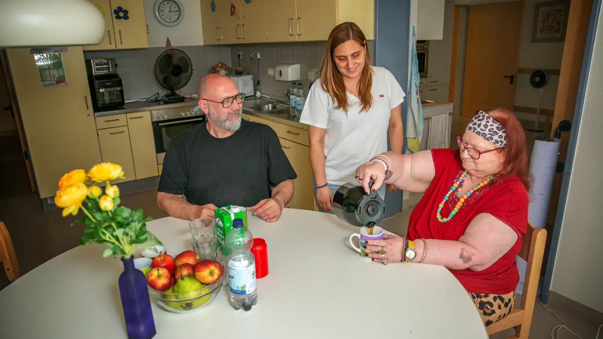 foto: Roberto Bulgrin
06. 08. 2026
Esslingen, Annemarie Metzger wohnt seit Gründung des Wohnverbundes in der Richard-Hirschmann-Straße. Dort leben Menschen mit Behinderung