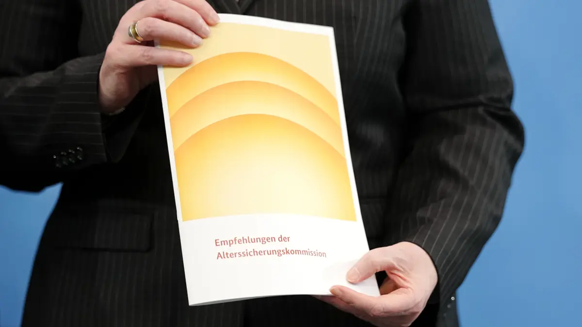 23.06.2026, Berlin: Bärbel Bas (SPD), Bundesministerin für Arbeit und Soziales und SPD-Parteivorsitzende, hält den Bericht der Alterssicherungskommission über umfassende Schritte als Grundlage für eine Rentenreform in den Händen. Foto: Kay Nietfeld/dpa +++ dpa-Bildfunk +++