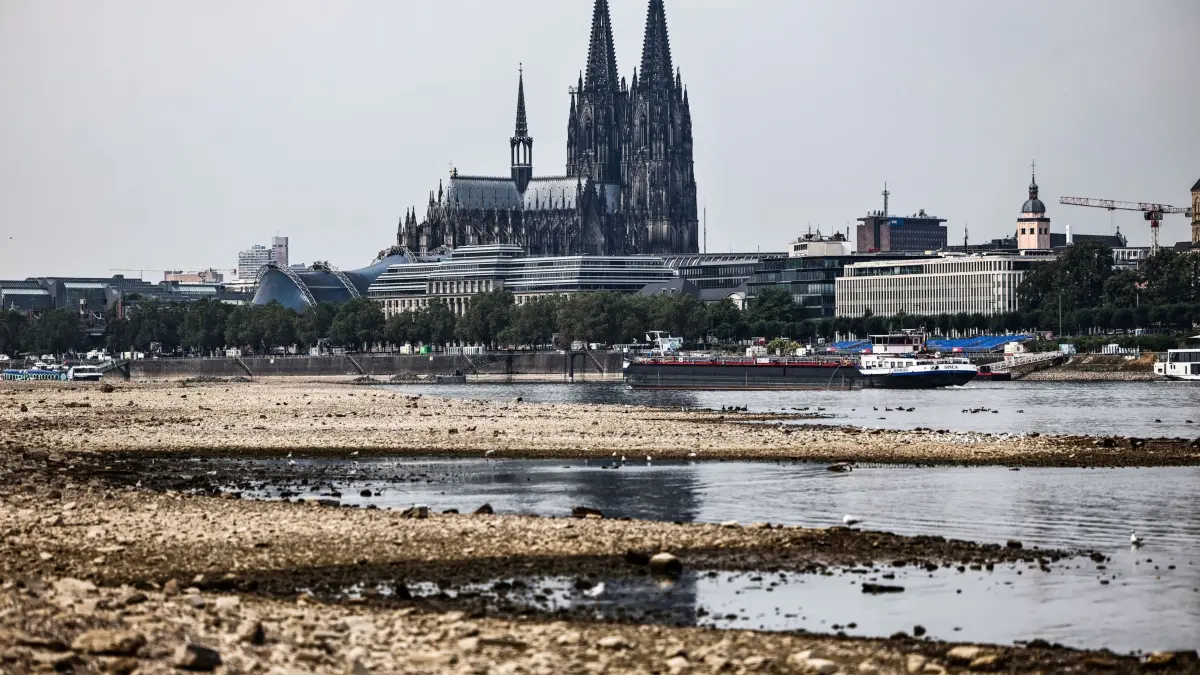 Niedrigwasser am Rhein in Köln