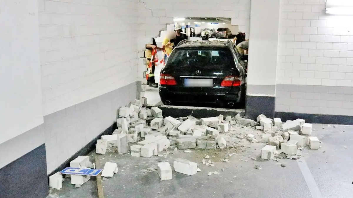 Spektakulärer Crash im Parkhaus in Backnang: Auto durchbricht Innenwand und bleibt stecken