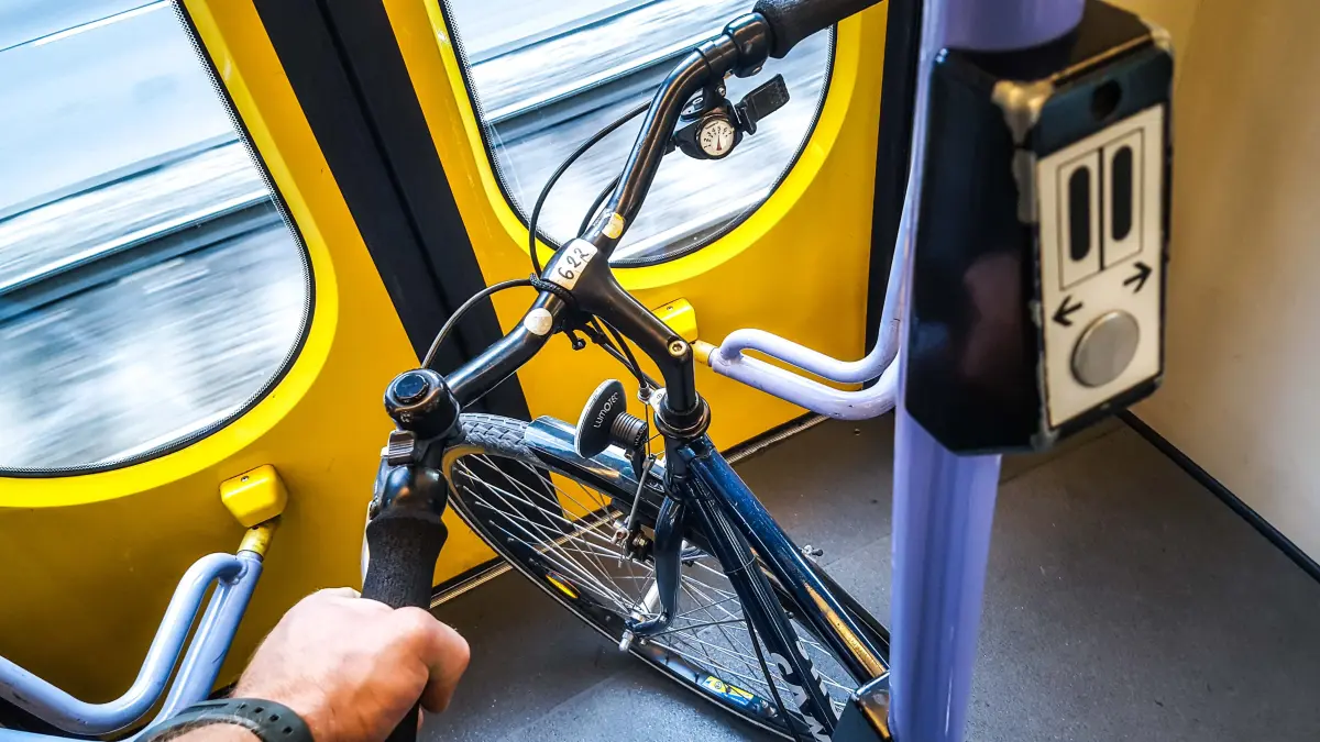 Die Fahrradmitnahme in Stadtbahnen ist oft ein Streitpunkt. An den Türen stellen sie für andere Fahrgäste oft ein Hindernis dar.